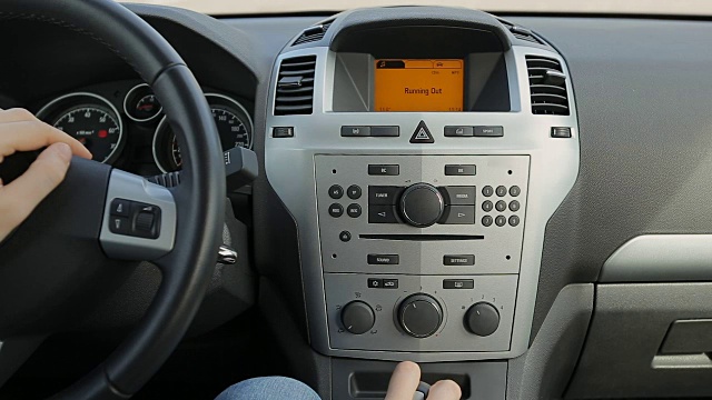 人类驾驶汽车，按收音机，仪表盘上的按钮视频下载