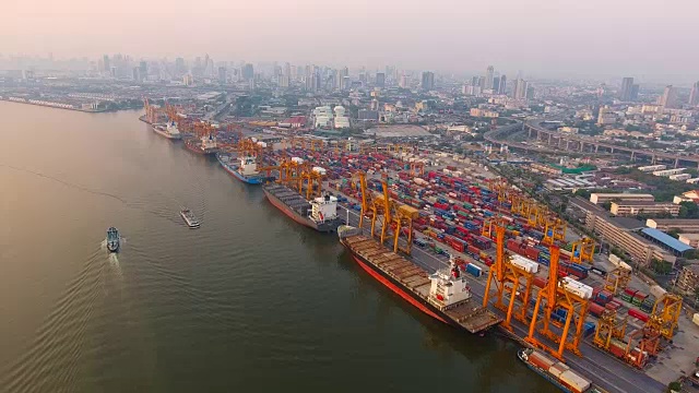 曼谷港集装箱船和起重起重机的鸟瞰图。视频素材