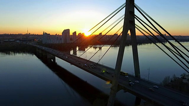 第聂伯河上的莫斯科大桥鸟瞰图。基辅,乌克兰。视频素材