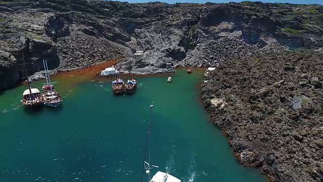 4K无人机拍摄Nea Kameni岛附近的船只视频下载