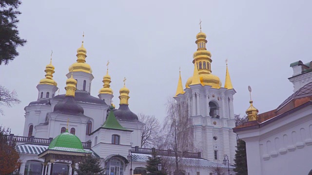 谢尔吉圣三。圣母Kiev-Pechersk寺庙在山洞附近视频下载