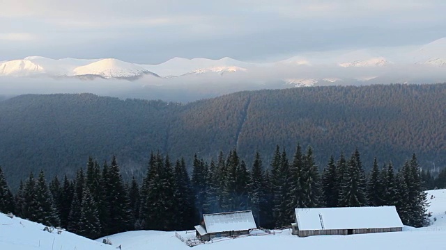 美丽的冬天早晨在雪山森林瑞士阿尔卑斯山冒险徒步旅行风景与可爱的小房子视频素材