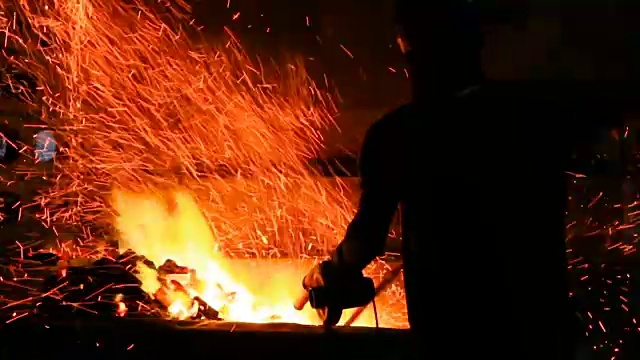 在火中工作的人视频下载