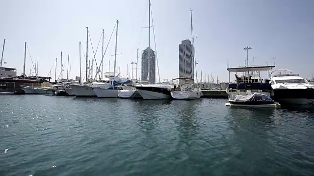 船停靠在巴塞罗那视频素材