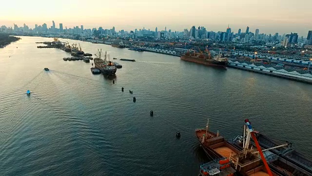 泰国曼谷湄南河船舶鸟瞰图视频素材
