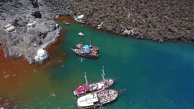 4K无人机拍摄Nea Kameni岛附近的船只视频下载