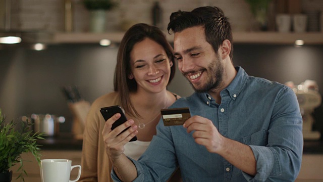 一对美丽的夫妇用男人手里的信用卡买东西。视频素材