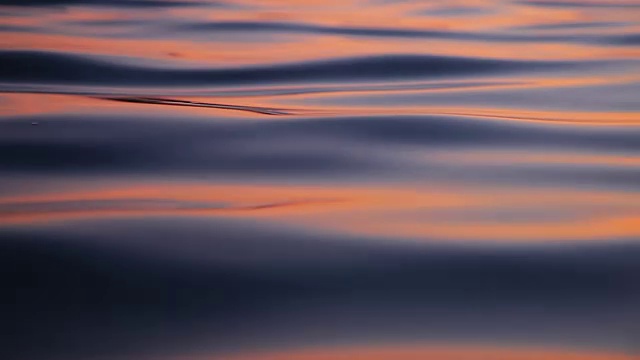 夕阳下的波浪，金色的倒影视频下载