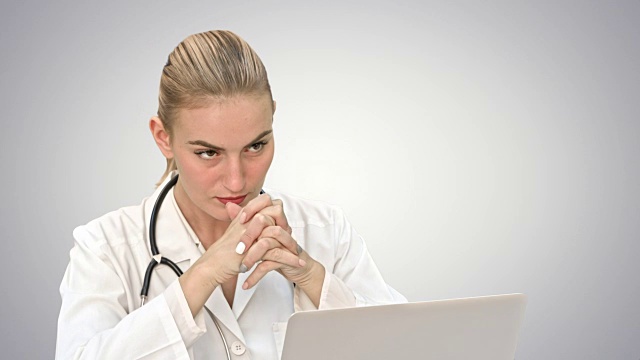 医生通过白底笔记本电脑与病人进行视频聊天，为病人进行在线会诊视频素材