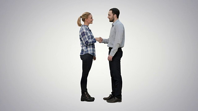 两个年轻人握手，在白色的背景下保持沉默视频下载