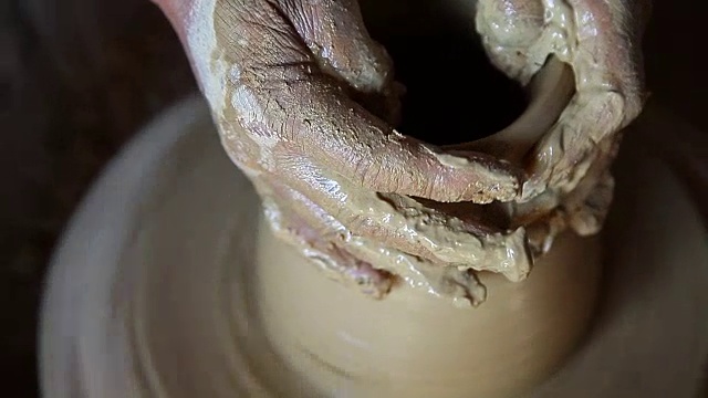 工人用瓷泥工作视频下载