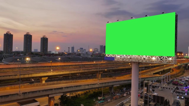泰国曼谷高速公路上的广告牌。时间流逝。视频素材