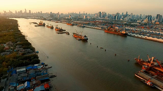 集装箱船漂浮在泰国曼谷湄南河视频素材