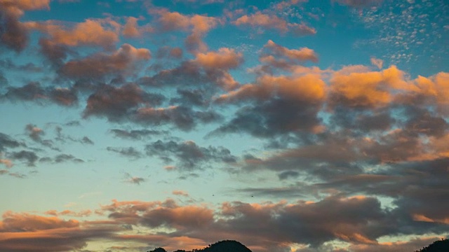 美丽的剪影山和移动的云在与戏剧性的天空视频素材