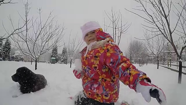 小女孩在玩冬天的慢镜头视频下载