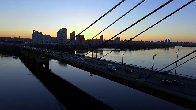 第聂伯河上的莫斯科大桥鸟瞰图。基辅,乌克兰。视频素材