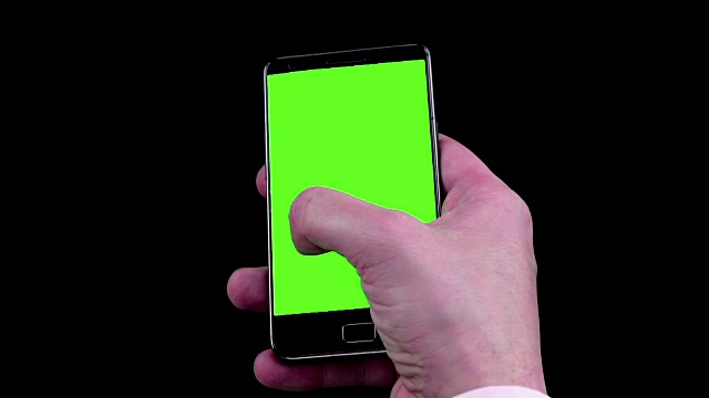 男人用智能手机写短信与色度键，绿色屏幕上的黑色背景视频下载