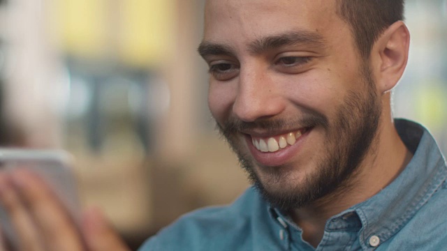 西班牙裔年轻人在舒适咖啡店使用手机。视频素材