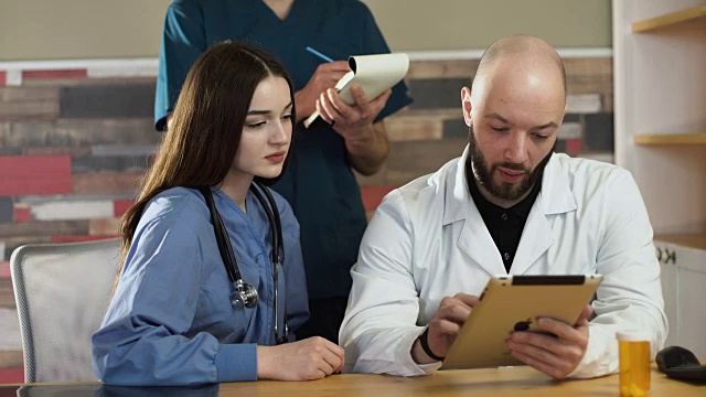 医疗保健:一组医生在诊所或医院用平板电脑讨论和检查x光。FHD FullHD视频下载
