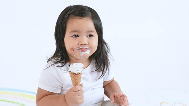 吃冰淇淋的孩子视频素材