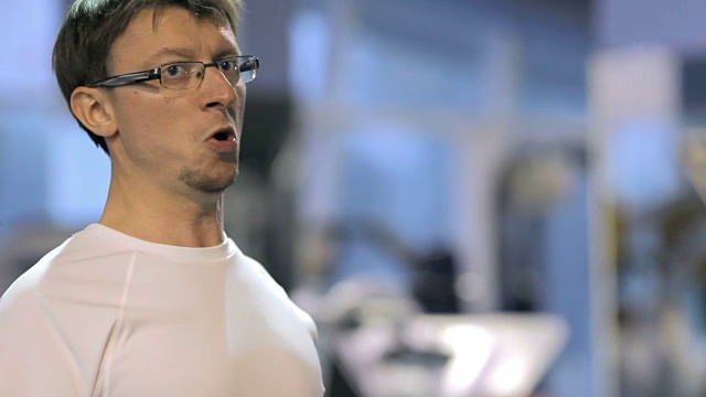 英俊的运动男正在健身中心锻炼视频素材