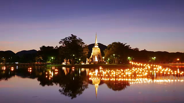 泰国素可泰历史公园，洛依克拉通节庙里的佛像灯光视频下载