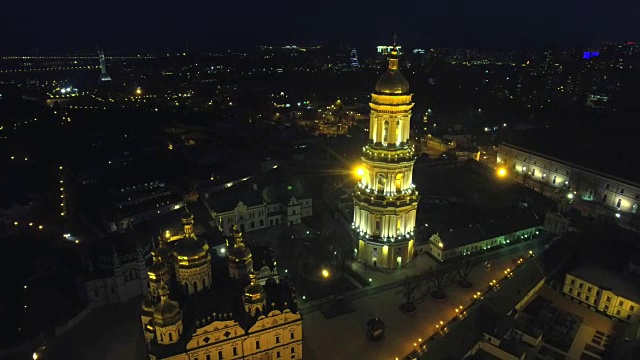 基辅-佩切尔斯克拉夫拉的夜间鸟瞰图。基辅,乌克兰。视频素材