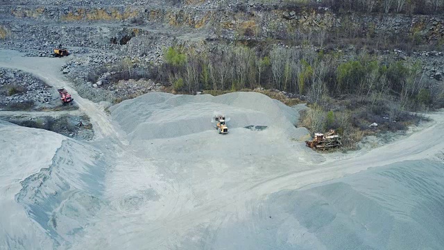 推土机在采石场装载碎石视频素材