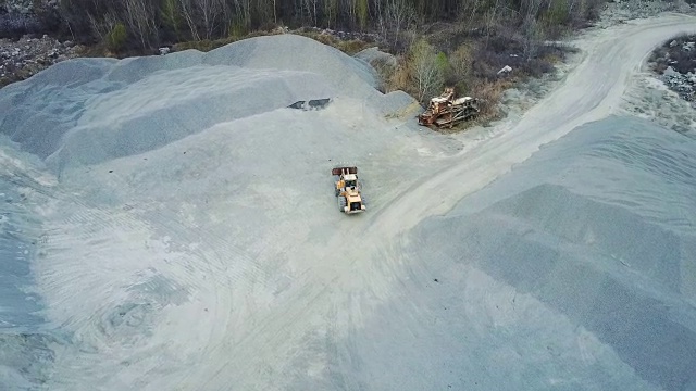 推土机在采石场装载碎石视频素材