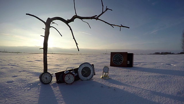 枯枝，雪和日出上的旧钟，时光流逝视频下载