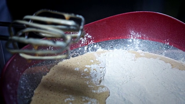4K蛋糕烘焙师向混合物中加入面粉视频素材