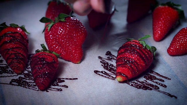 4K蛋糕面包师用巧克力装饰草莓视频素材