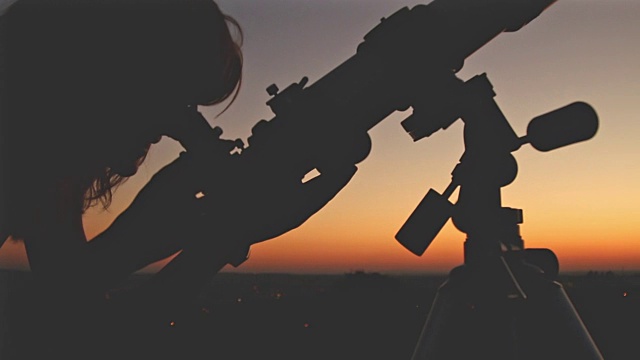 用望远镜看星星的女孩。视频素材