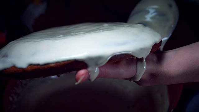 4K蛋糕烘焙师在海绵蛋糕中加入奶油视频素材