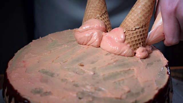4K蛋糕烘焙师用奶油和蛋卷装饰视频素材