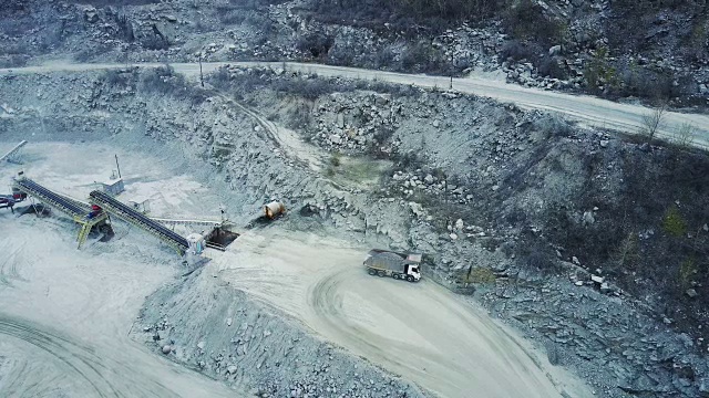 采石场装载石头的卡车视频素材