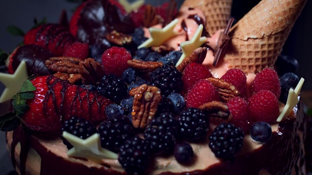 4K蛋糕面包师用蜂蜜装饰浆果视频下载