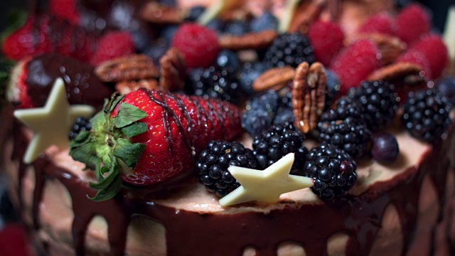 4K蛋糕师傅安排草莓在上面视频下载