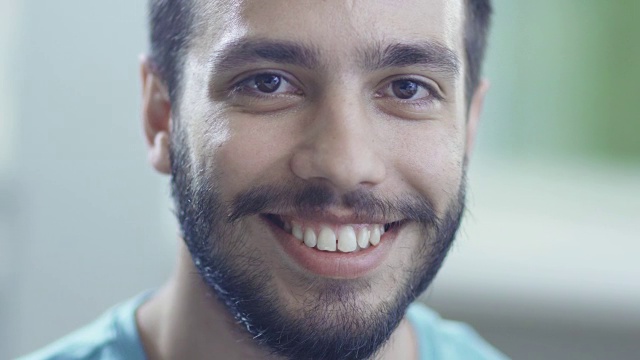 西班牙裔微笑男子肖像视频素材