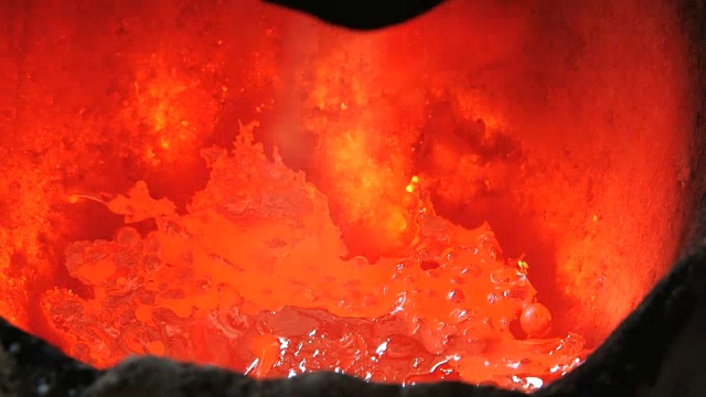 银在坩埚中与煤气炉熔化。视频素材