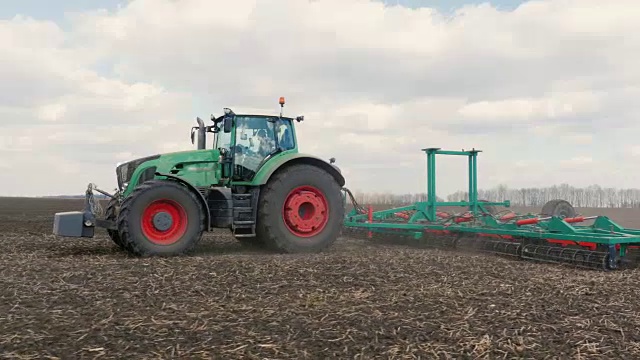 农用拖拉机在田间运行时的三轴弹簧视频稳定视频下载