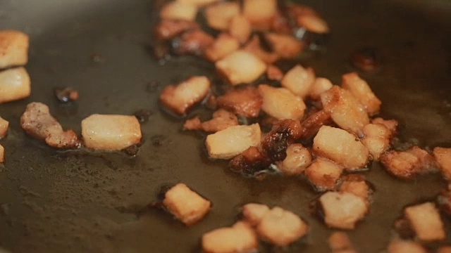 把培根片放在热煎锅上烤视频下载