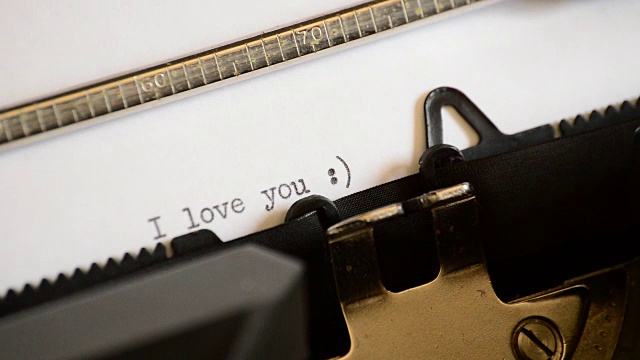 用一台老式手动打字机打出“我爱你”这个表达:)视频下载