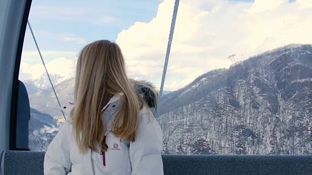 快乐的女士在缆车上欣赏雪景视频素材
