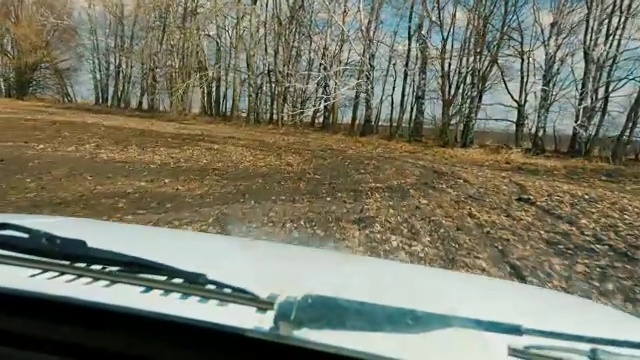 快速驾驶越野车在新耕过的土地上，透过挡风玻璃观看。农业用地，POV视频视频下载