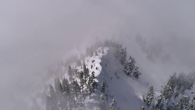 云雾之上，云雾笼罩的山脊上的云雾视频素材