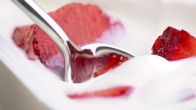 特写健康草莓和白酸奶勺，健康食品的概念视频下载