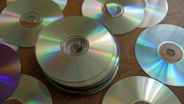 光盘掉到一堆dvd或cd上视频下载