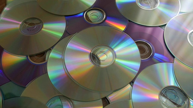 光盘掉到一堆dvd或cd上视频下载