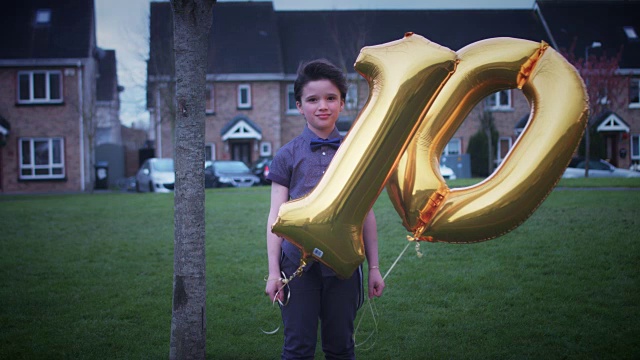 4K派对10生日男孩与气球在户外摆姿势视频下载